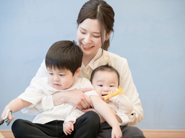 Caregiver support arranged by a confinement nanny agency in Singapore helping care for multiple young children at home