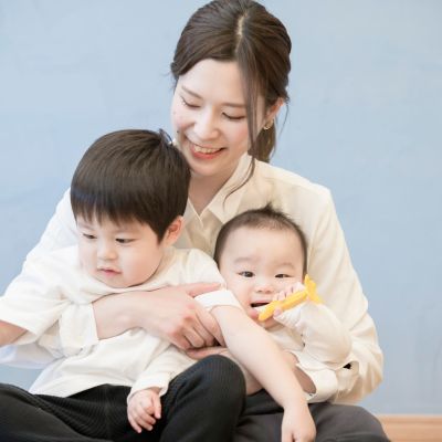 Caregiver support arranged by a confinement nanny agency in Singapore helping care for multiple young children at home